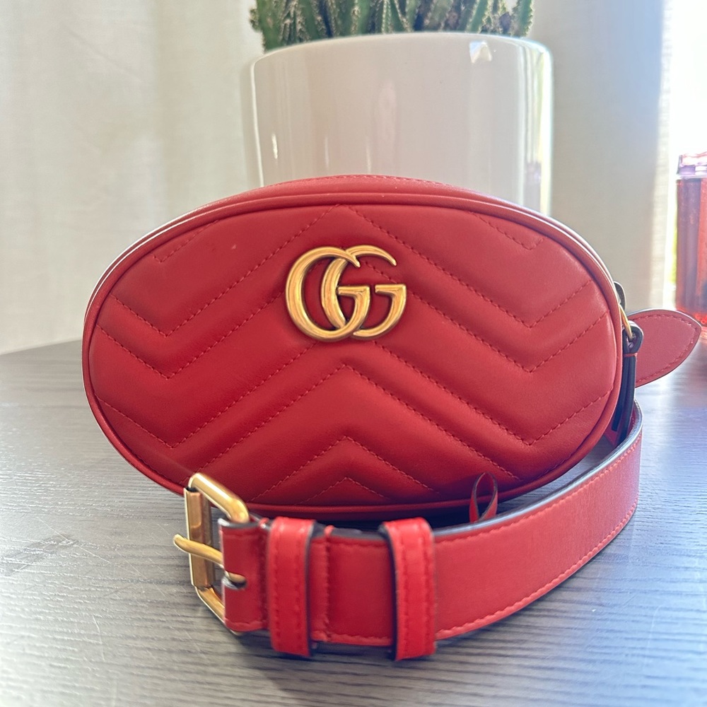 GUCCI
Calfskin Matelasse GG Marmont Belt Bag 75 30 Hibiscus Red